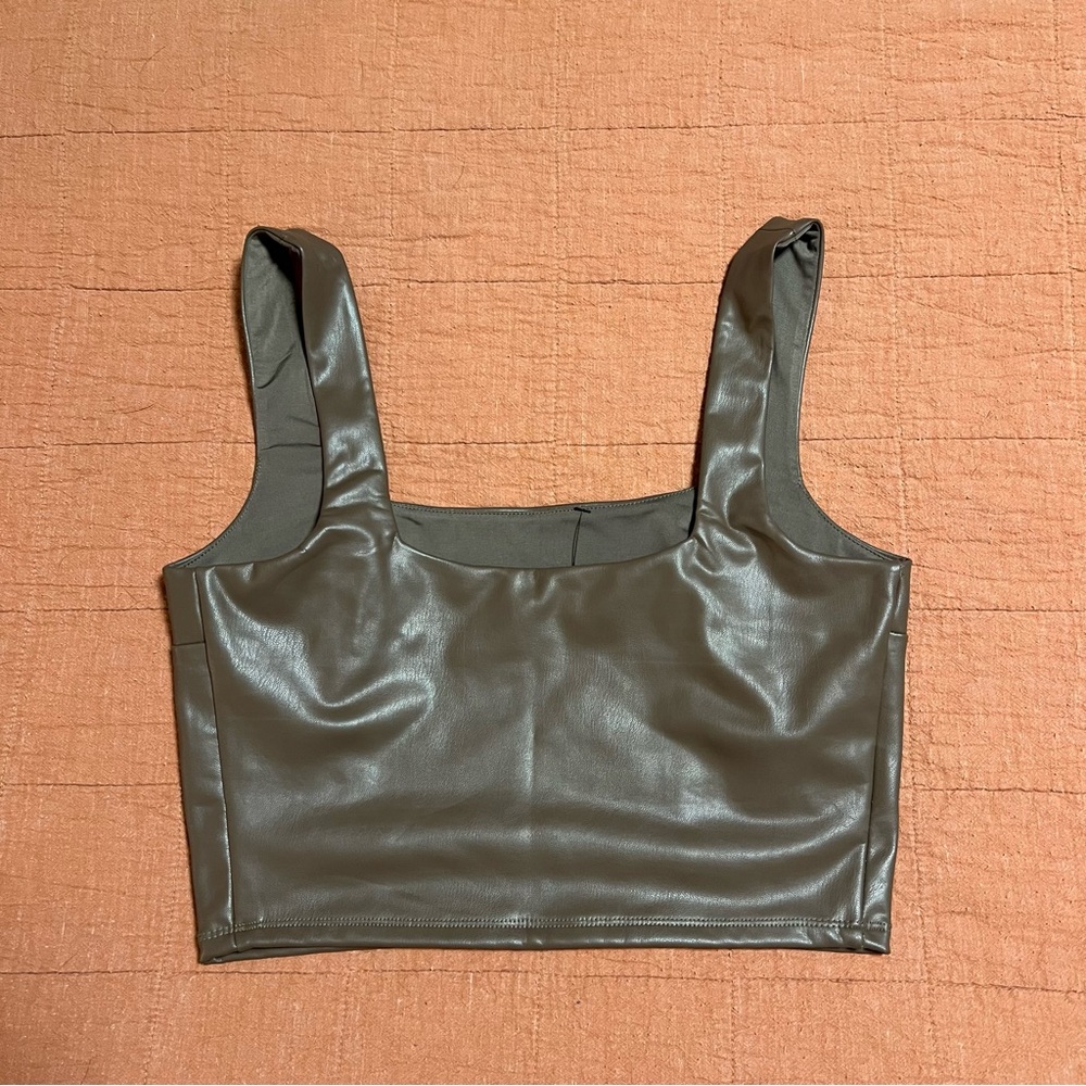 Express Cropped Tank Top - Picture 2 of 3